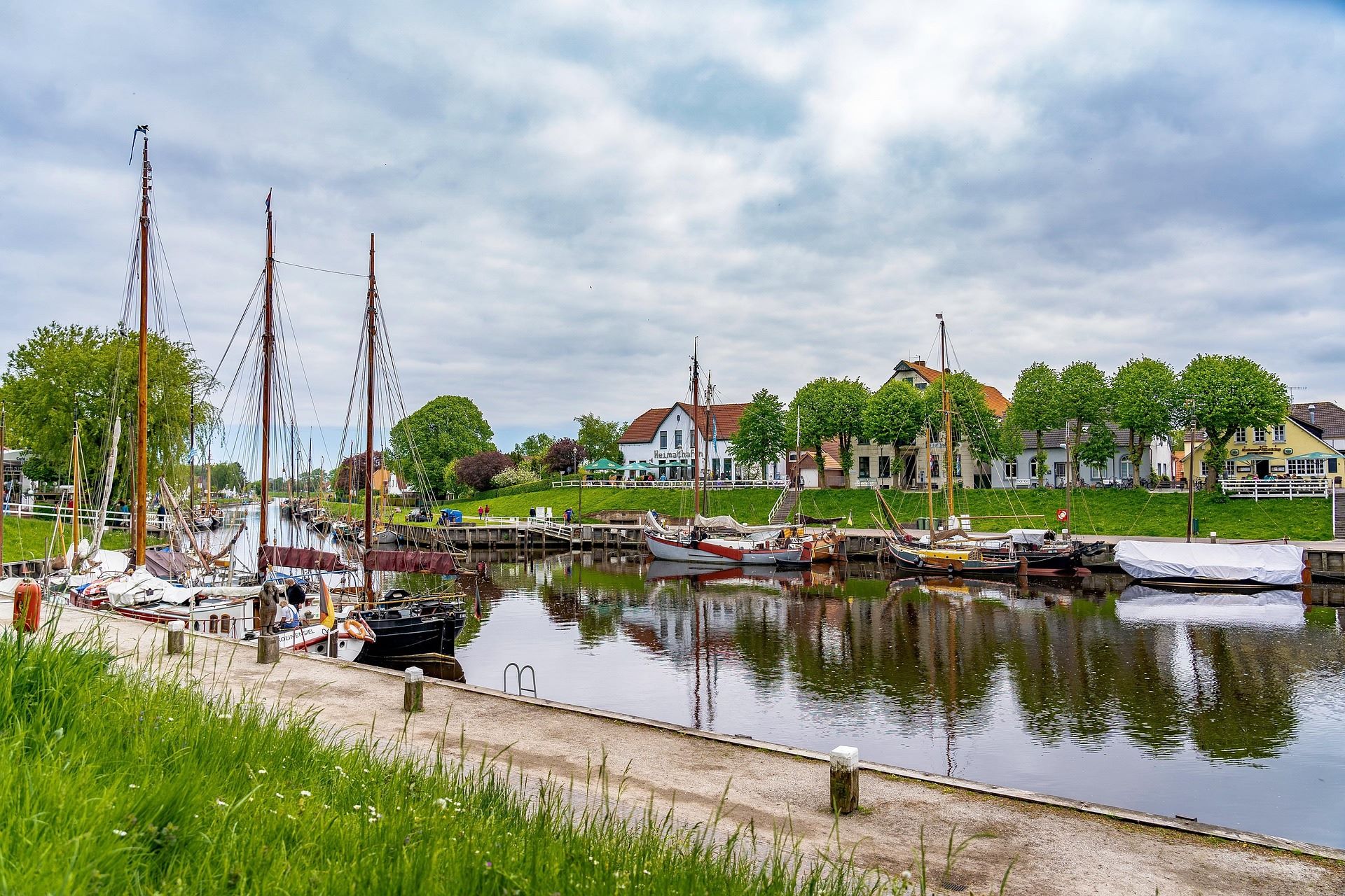 Malerischer Hafen in Carolinensiel mit Kuttern