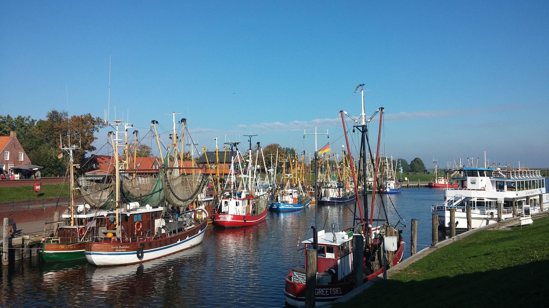 Idyllischer Hafen in Greetsiel mit Zwillingsmühlen